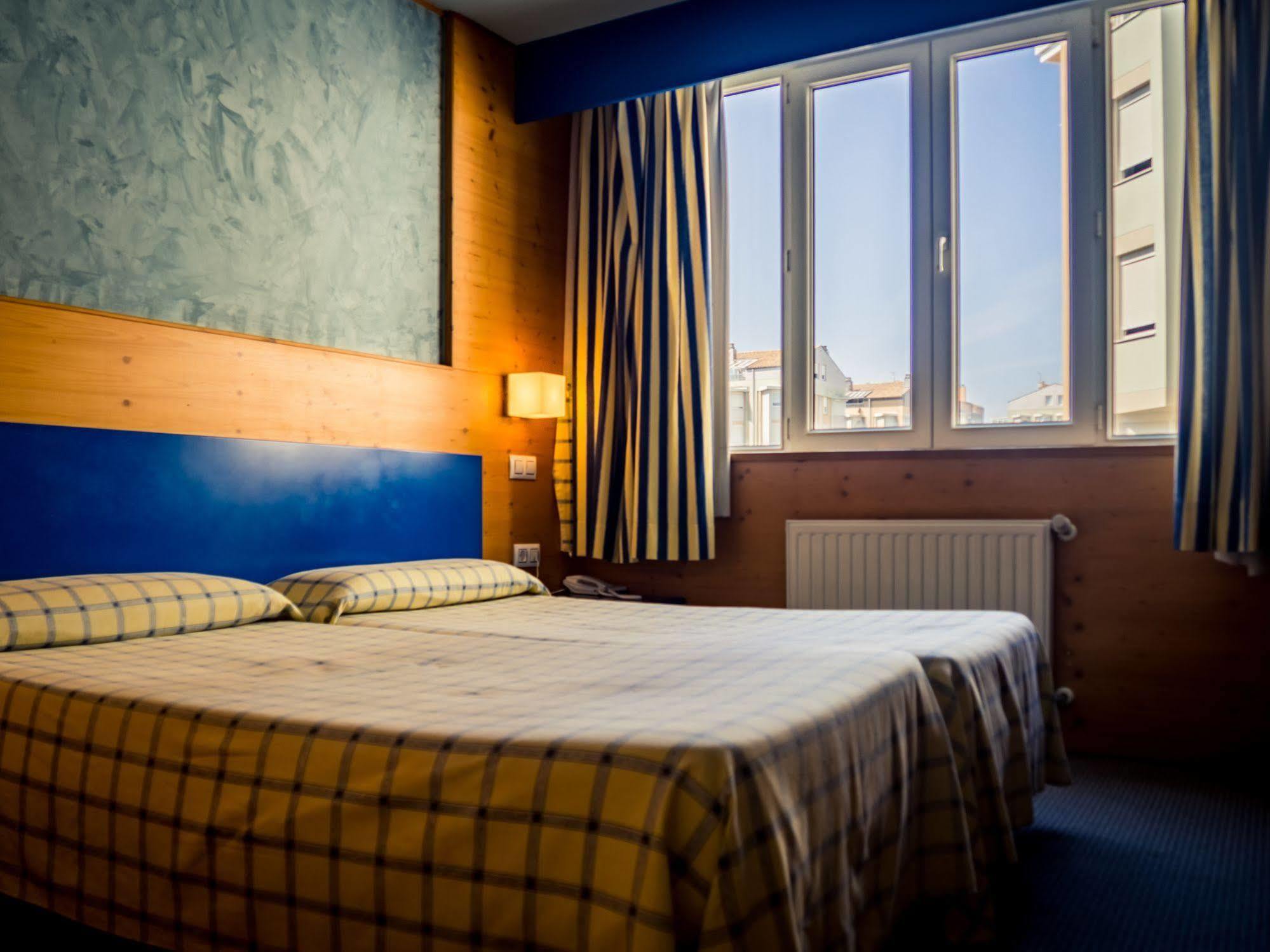 Hotel Bezana Lago Санта-Крус-де-Бесана Экстерьер фото