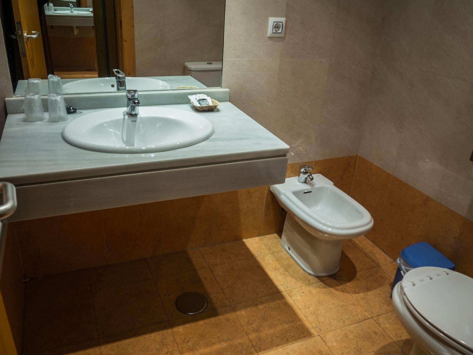 Hotel Bezana Lago Санта-Крус-де-Бесана Экстерьер фото