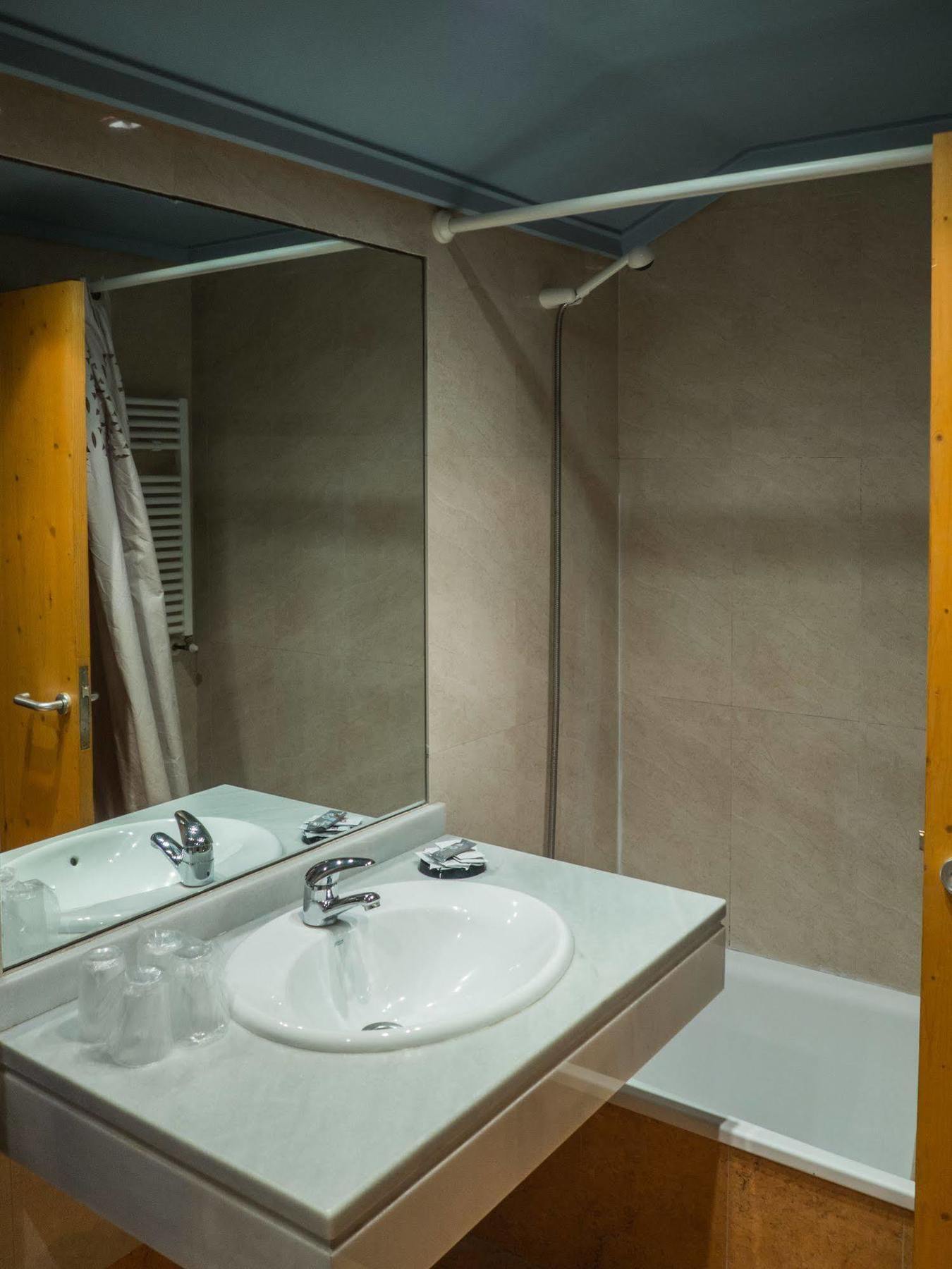 Hotel Bezana Lago Санта-Крус-де-Бесана Экстерьер фото