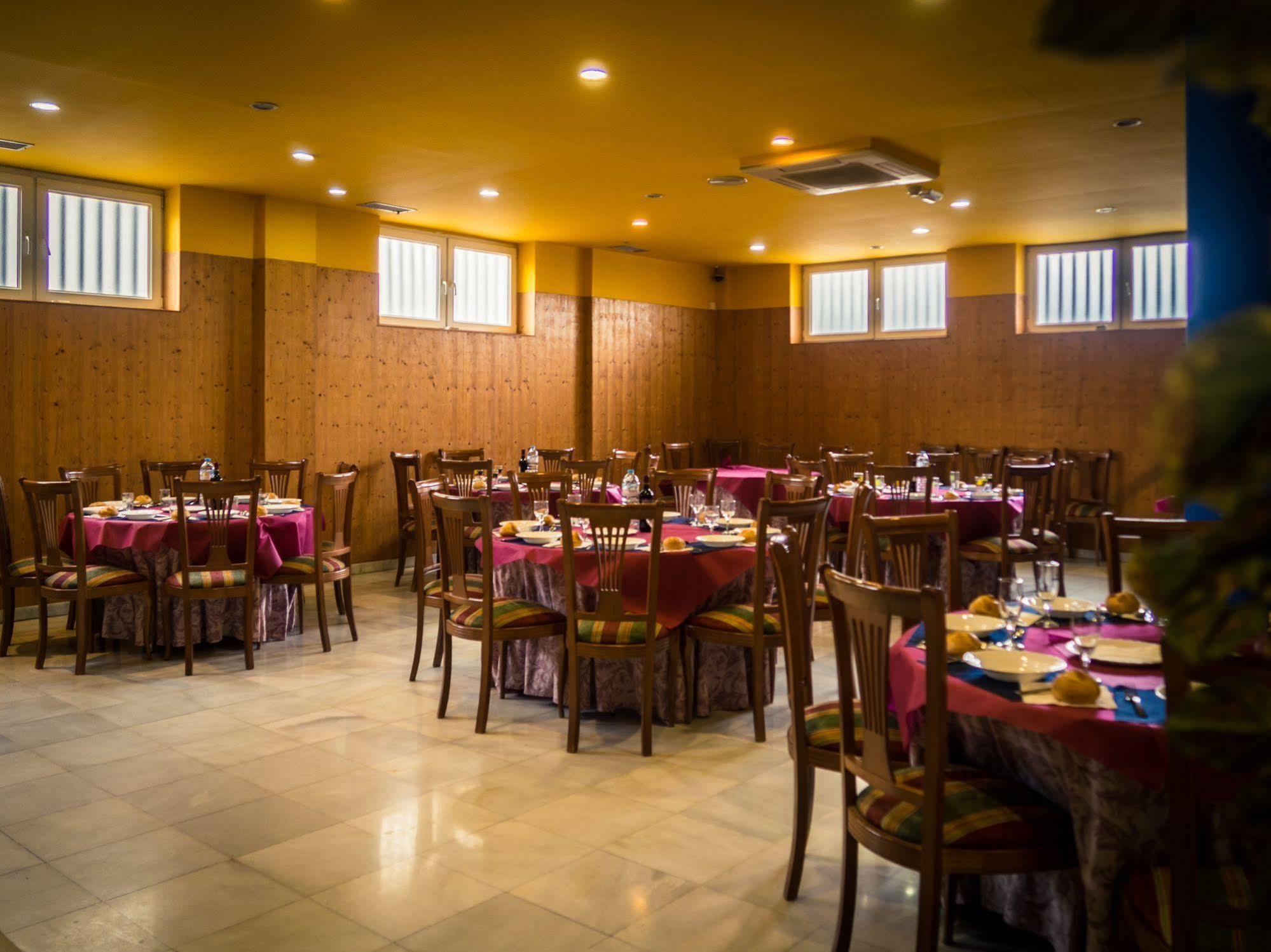 Hotel Bezana Lago Санта-Крус-де-Бесана Экстерьер фото
